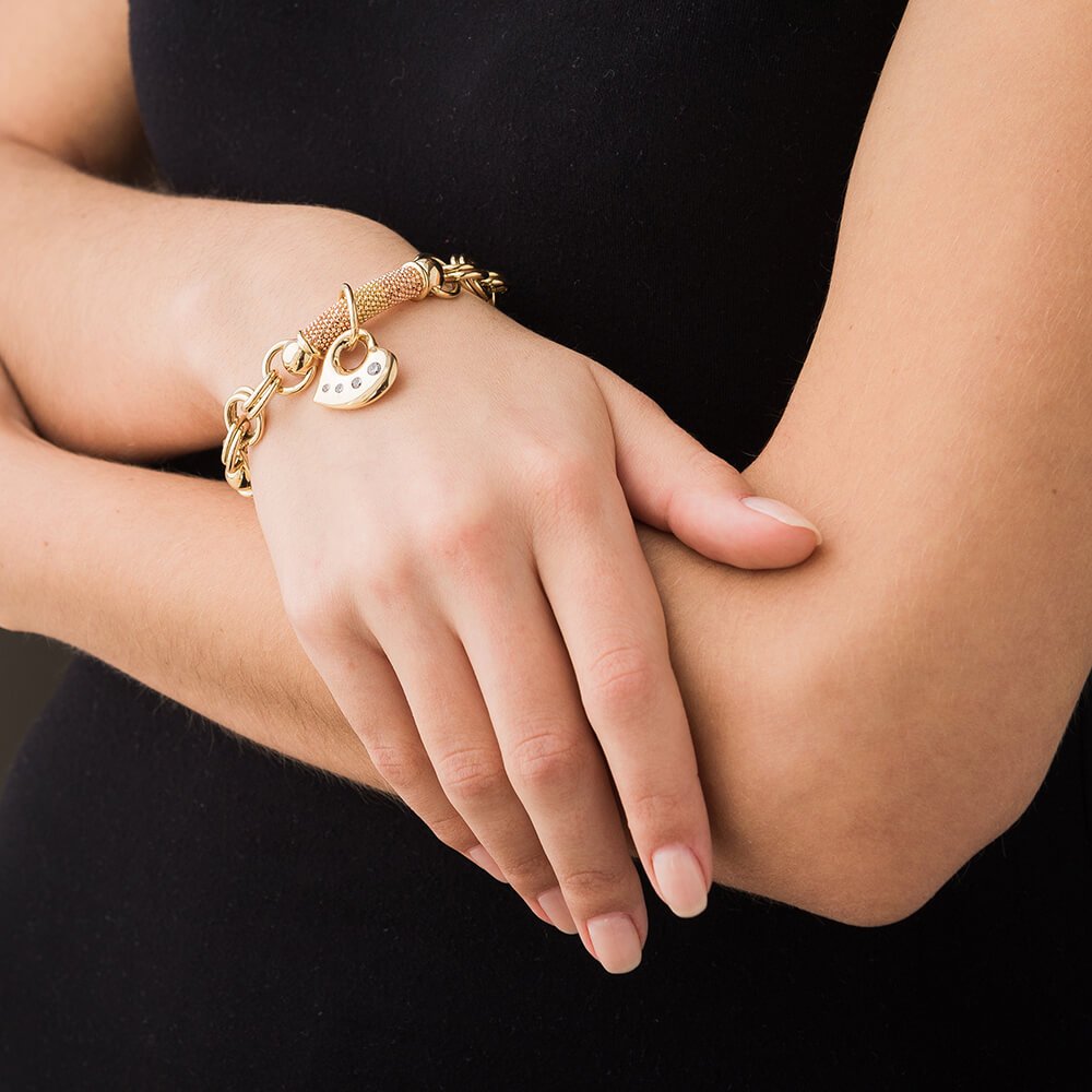 Девушка подарила браслет. Браслет на руку женский. Модные золотые браслеты. Золотой браслет на руке. Браслет из золота женский.