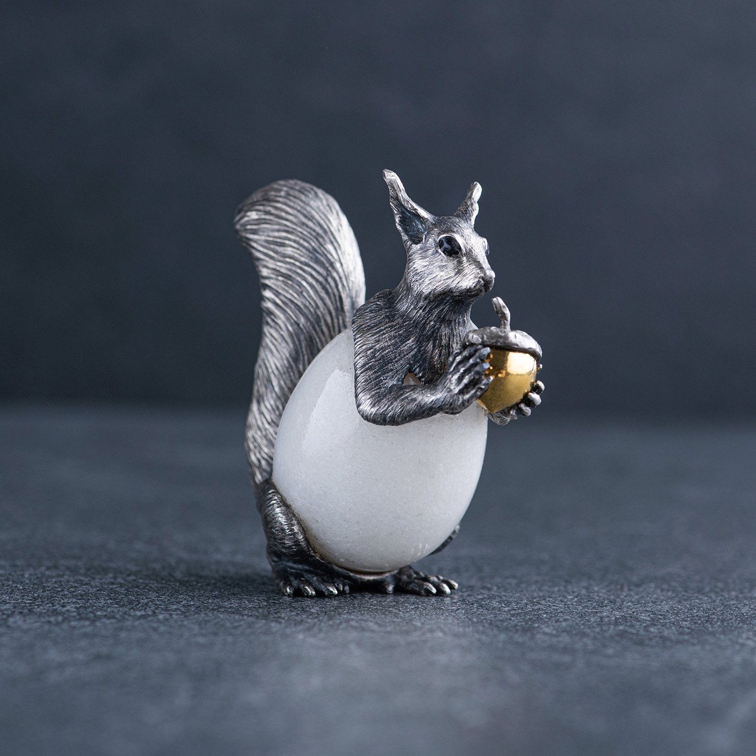 

Серебряная фигура ручной работы "Белка с орешком" 23179ф, 23179ф