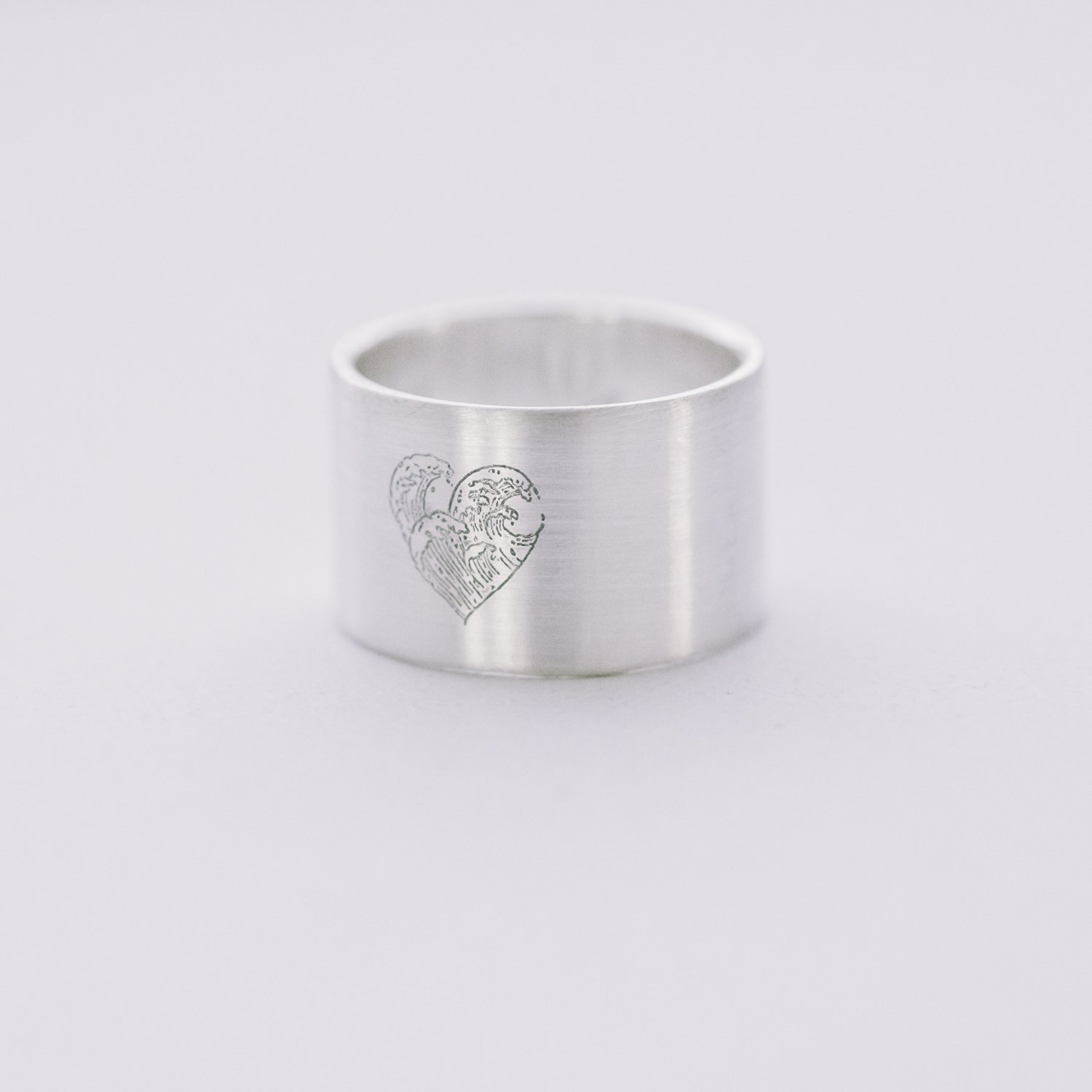 

Серебряное кольцо с гравировкой "Волны любви" 112143л, 112143л