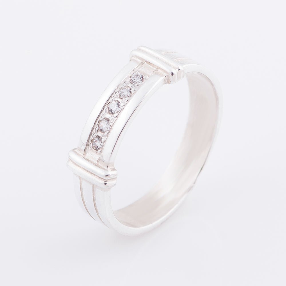 Серебряное обручальное кольцо с фианитами от ювелирного магазина Оникс