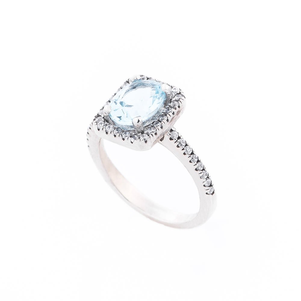 Женское серебряное кольцо с голубым топазом и фианитами от ювелирного магазина Оникс