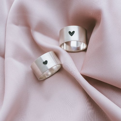 Серебряное кольцо с гравировкой "Сердце" - Оникс