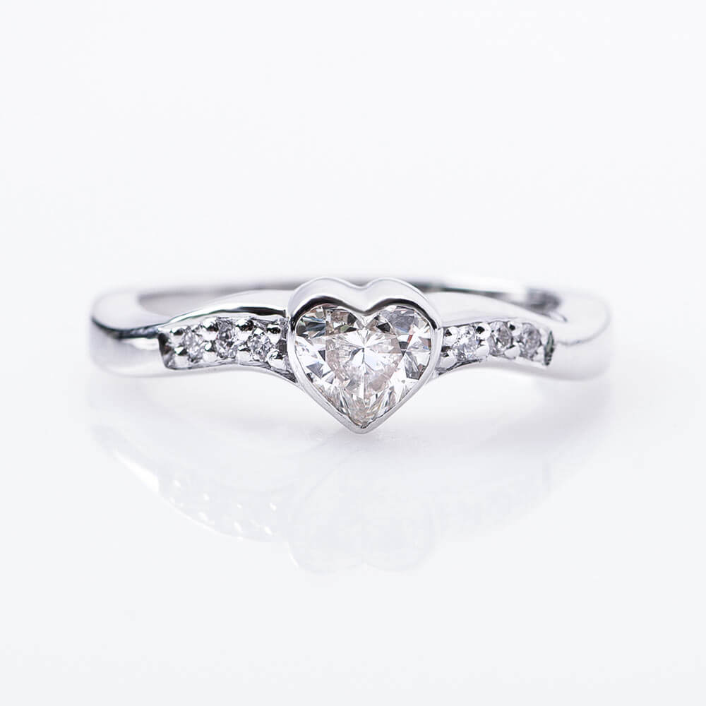 Золотое помолвочное кольцо "Сердце" с бриллиантами
