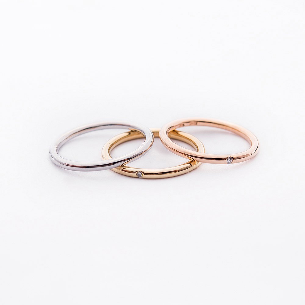 Золотые кольца с бриллиантом в стиле минимализм.jpg