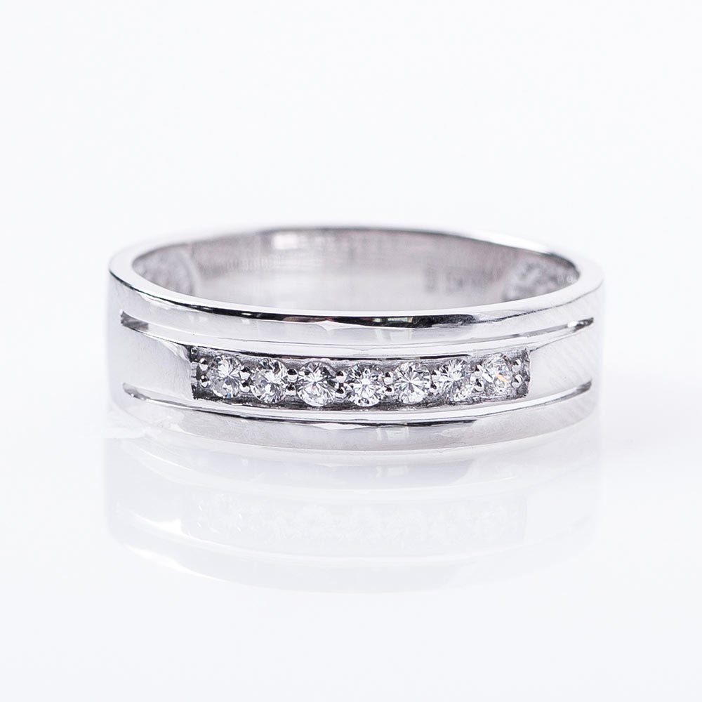 Золотое обручальное кольцо с бриллиантами от ювелирного магазина Оникс