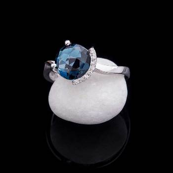Золотое кольцо с топазом Лондон голубой и бриллиантами - Оникс