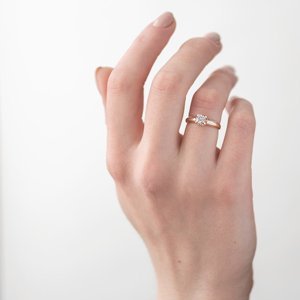 Золотое помолвочное кольцо с бриллиантом - ювелирный магазин Оникс