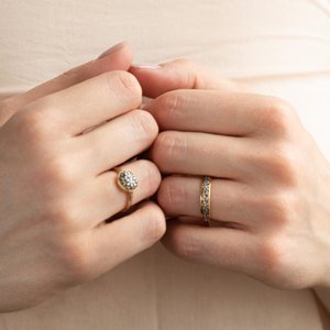 Серебряное кольцо "Цветочки" с позолотой - Оникс