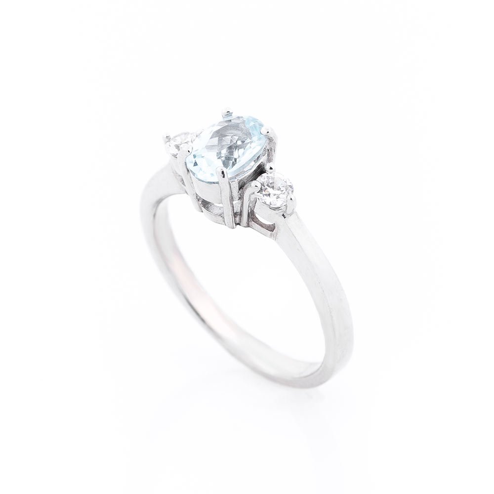 Серебряное помолвочное кольцо с голубым топазом и фианитами.jpg