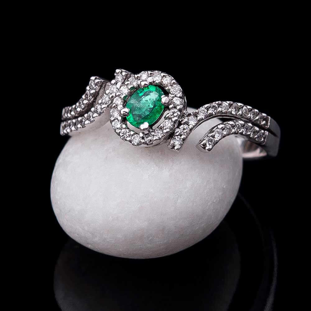 Помолвочное кольцо с бриллиантами и изумрудом