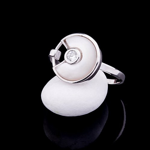 Серебряное кольцо с перламутром от ювелирного магазина Оникс