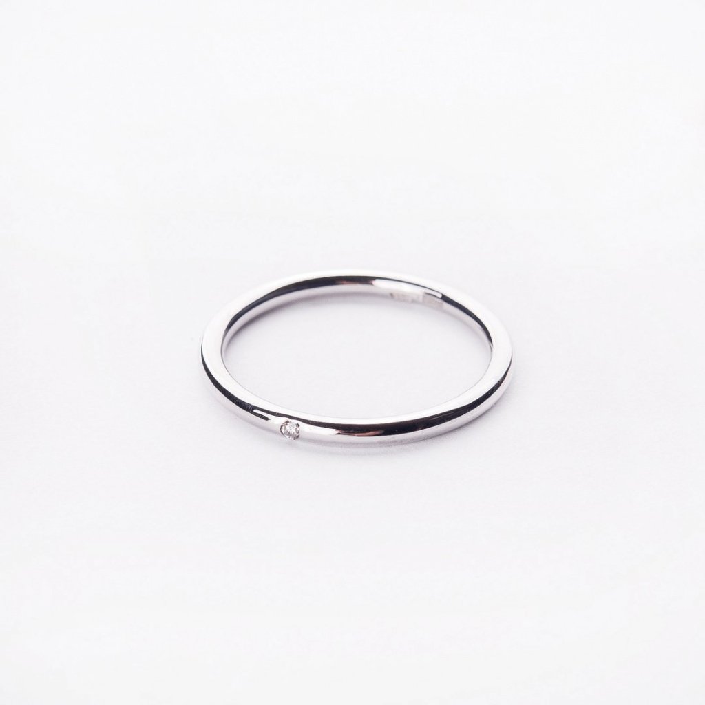 Золотое кольцо с бриллиантом в стиле минимализм.jpg