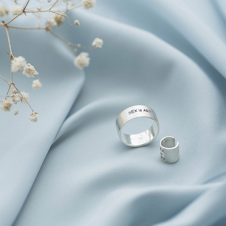 Серебряное кольцо с гравировкой "Sex is art" 112139а от ювелирного магазина Оникс