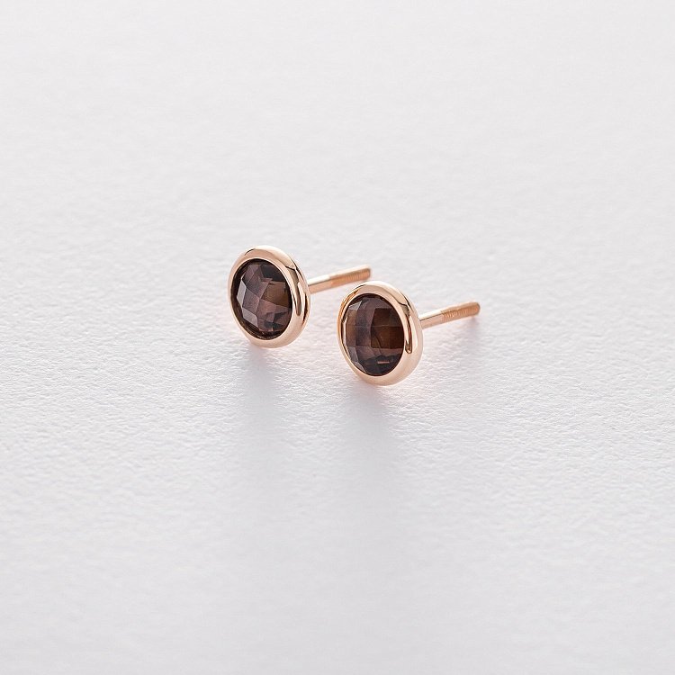 Золоті сережки - пусети з димчастим кварцом с05195 від ювелірного магазину Онікс