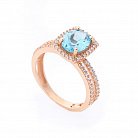 Золотое кольцо с голубым топазом и фианитами к04647 от ювелирного магазина Оникс