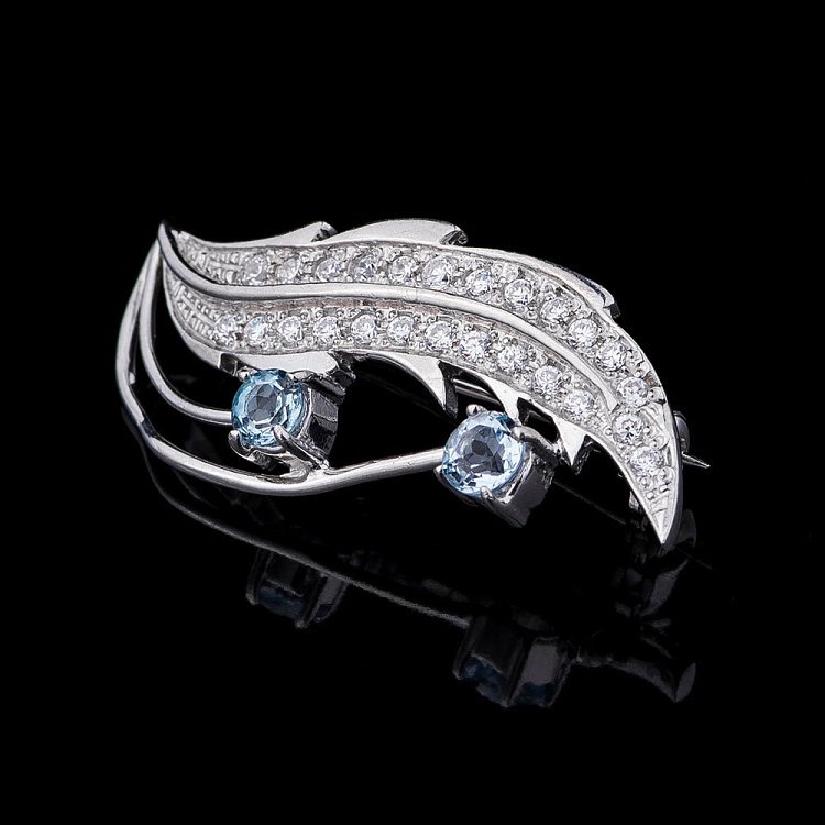 Серебряная брошь (фианиты, голубой топаз) 16085 от ювелирного магазина Оникс
