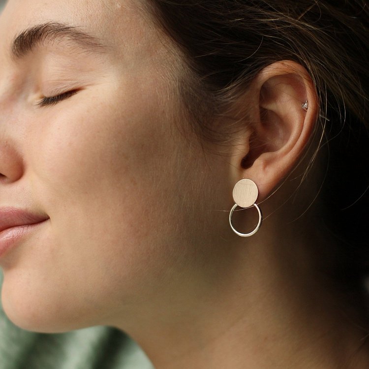 Срібні сережки-пусети "Кружечки" 122574 від ювелірного магазину Онікс - 10