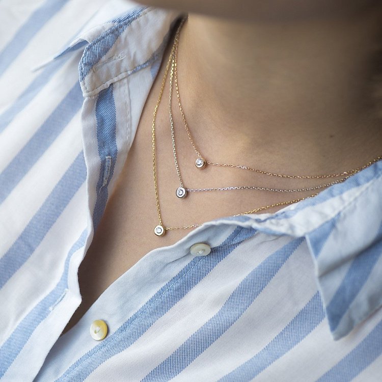 Золотое колье c одним камушком "Минимализм" кол00722 от ювелирного магазина Оникс - 1