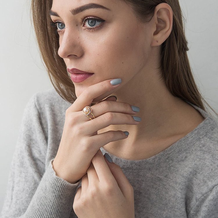 Золота каблучка з культивованими прісноводним перлами к02800 від ювелірного магазину Онікс - 3