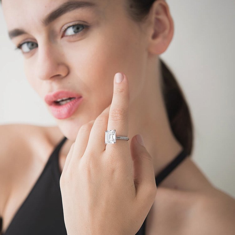 Срібний перстень з фіанітом 111781 від ювелірного магазину Онікс