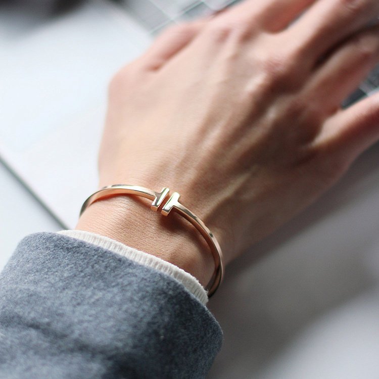 Жесткий браслет из красного золота б02827 от ювелирного магазина Оникс - 7