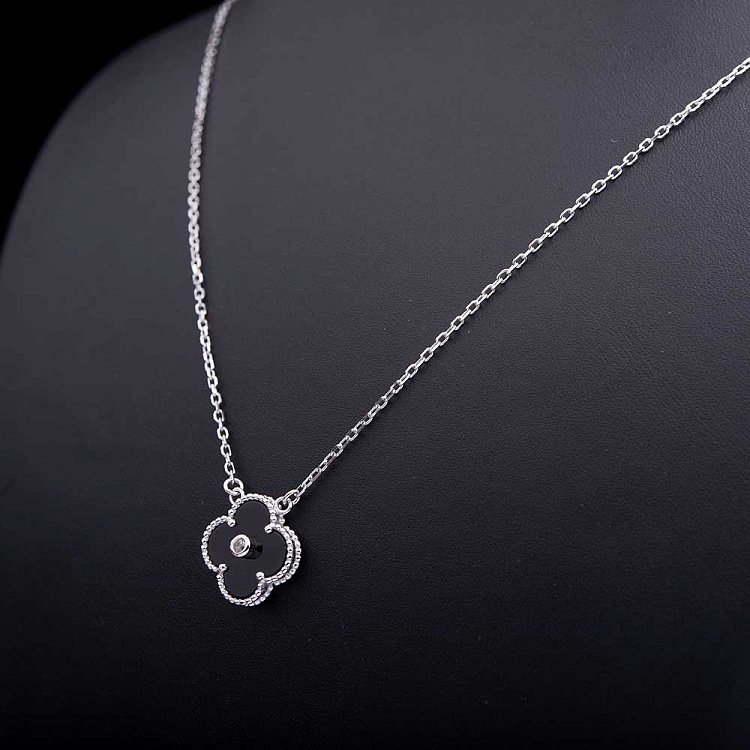 Срібне кольє "Конюшина" з фіанітом і оніксом 18348 від ювелірного магазину Онікс