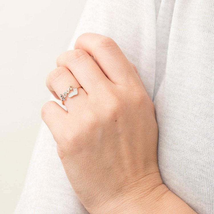 Золота каблучка "Love" з фіанітами к05634 від ювелірного магазину Онікс - 1