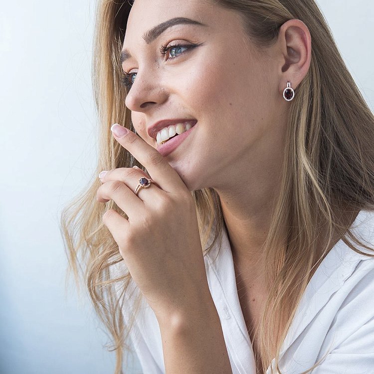 Золотое кольцо с пиропом (гранатом) и фианитами к04644 от ювелирного магазина Оникс - 4