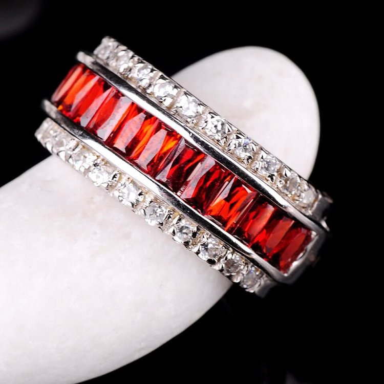 Серебряное кольцо с красными фианитами 11750к от ювелирного магазина Оникс - 2