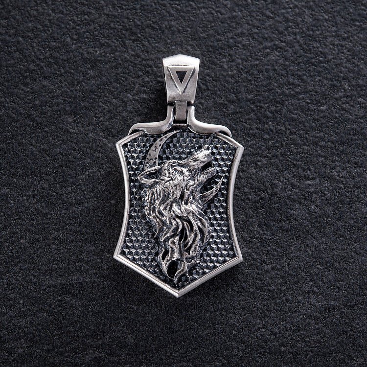 Серебряный кулон "Волк воет на луну" 376 от ювелирного магазина Оникс