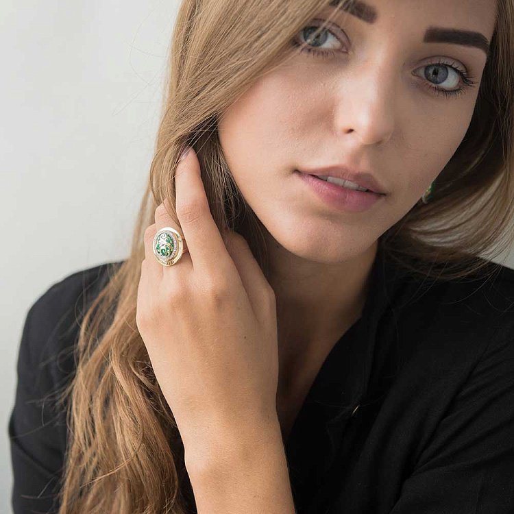 Золотое кольцо с эмалью и фианитами к04088 от ювелирного магазина Оникс