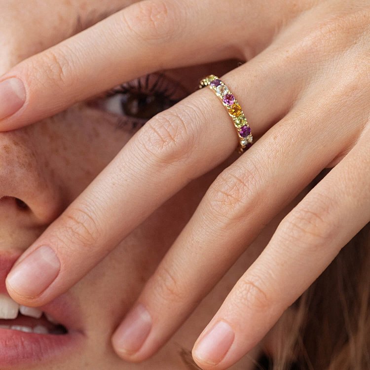 Золота каблучка з доріжкою різнокольорових натуральних каменів к07617 від ювелірного магазину Онікс - 1