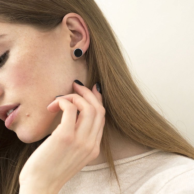 Серебряные серьги-пусеты (черная эмаль) 122900 от ювелирного магазина Оникс