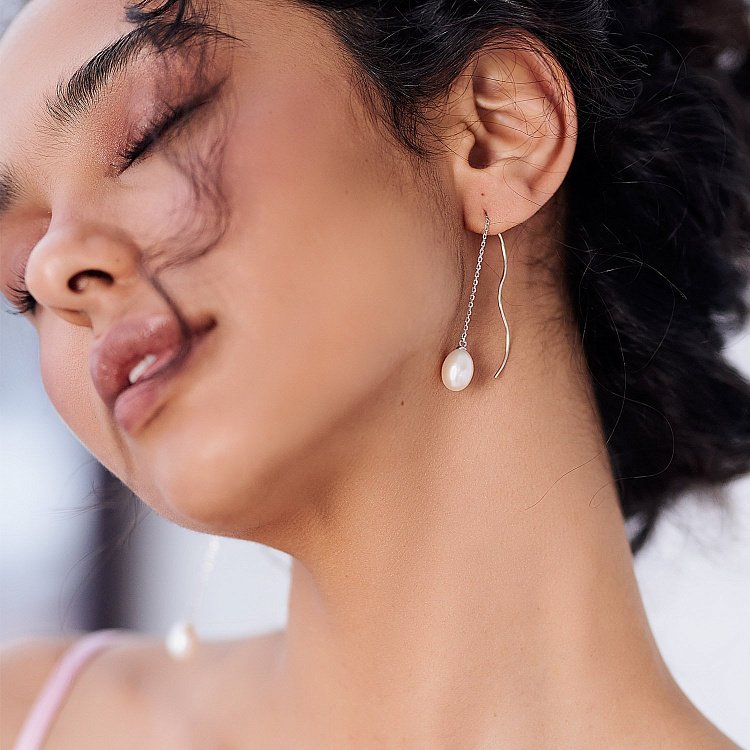 Срібні сережки - протяжки з перлами 123126 від ювелірного магазину Онікс