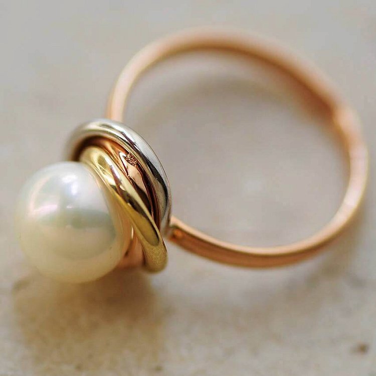 Золота каблучка з культ. прісн. перлами к03217 від ювелірного магазину Онікс - 1
