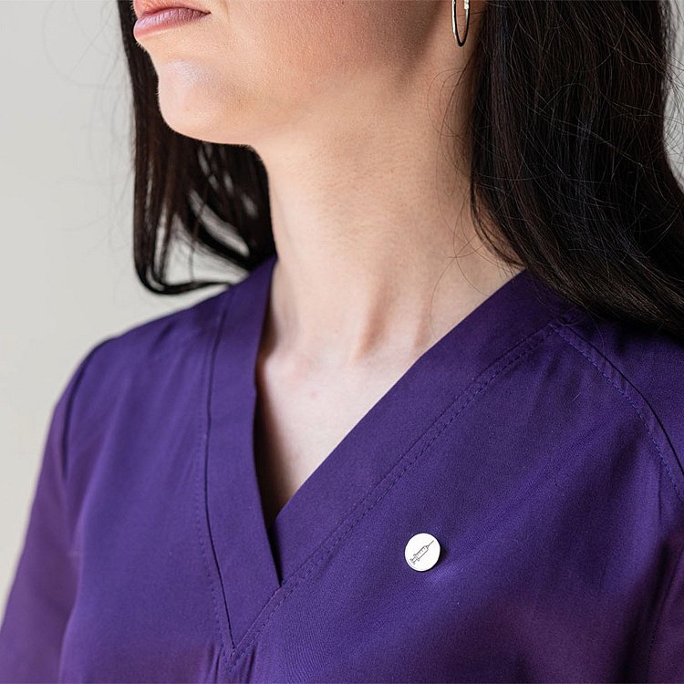 Медицинский значок "Шприц" в серебре 20044 от ювелирного магазина Оникс - 1