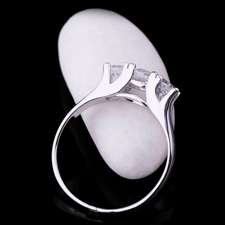 Кольцо с фианитами из серебра 111620 от ювелирного магазина Оникс - 1