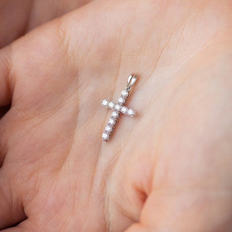 Хрестик у білому золоті з діамантами 138321121 від ювелірного магазину Онікс - 1