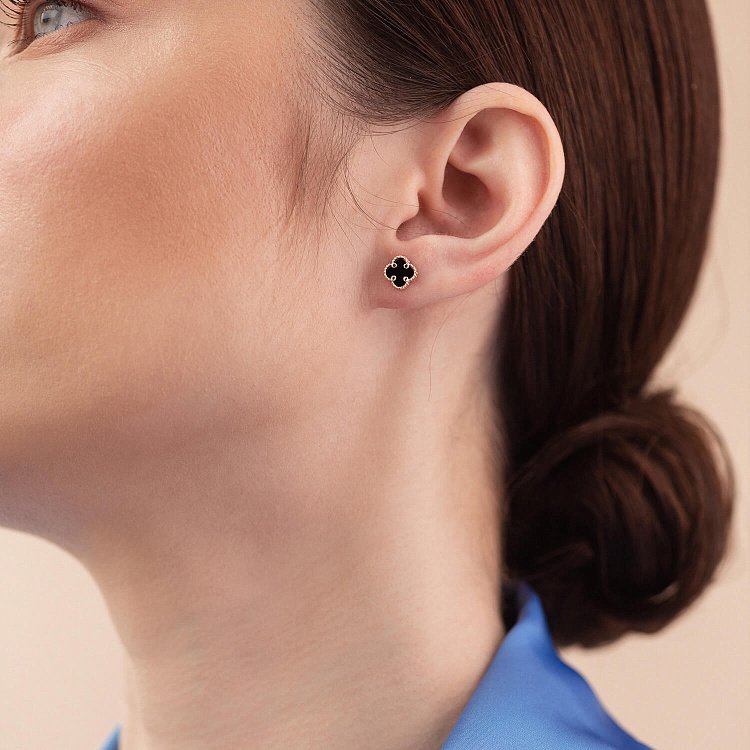 Cерьги - пусеты "Клевер" с ониксом mini (желтое золото) с08405 от ювелирного магазина Оникс - 1