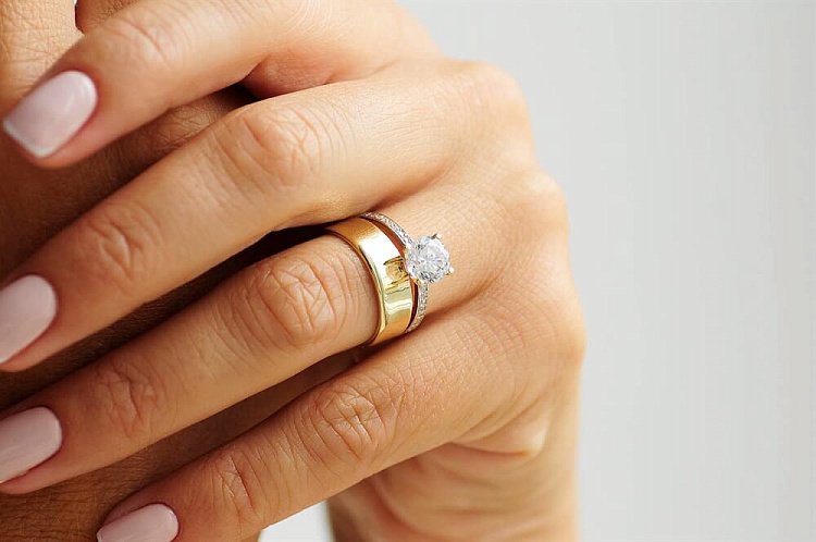 Золотое женское кольцо с фианитами к03292 от ювелирного магазина Оникс - 1