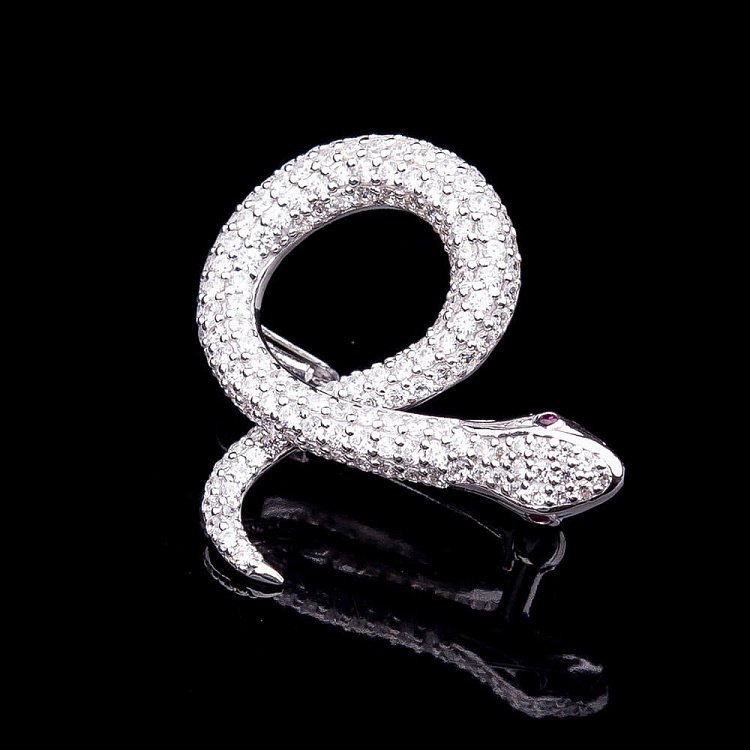 Серебряная брошь "Змея" с фианитами 16092 от ювелирного магазина Оникс