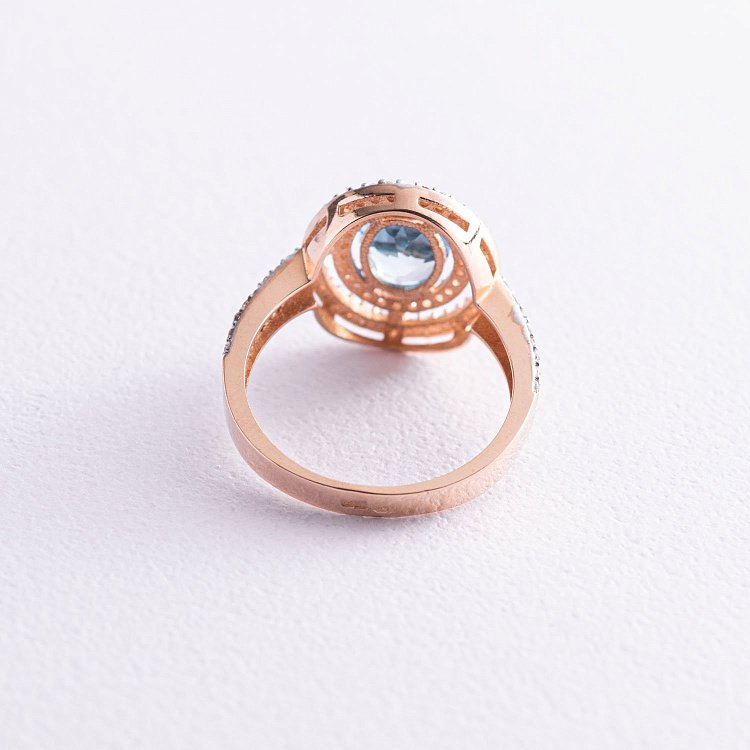 Золота каблучка з блакитним топазом і фіанітами к04648 від ювелірного магазину Онікс - 2