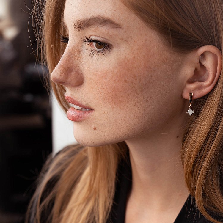 Сережки "Конюшина" в червоному золоті (емаль) с07987 від ювелірного магазину Онікс - 1