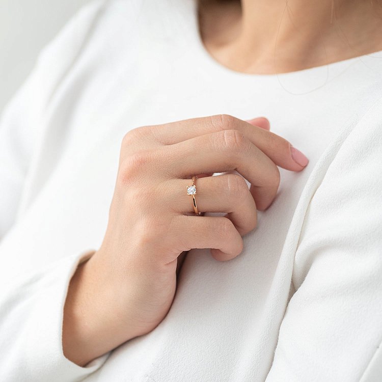 Золотое помолвочное кольцо с фианитом к06257 от ювелирного магазина Оникс - 1