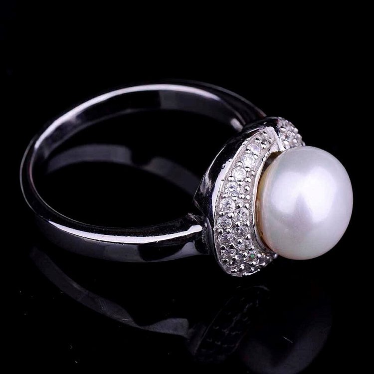 Серебряное кольцо с фианитами и культ. пресн. жемчугом 111084 от ювелирного магазина Оникс - 2
