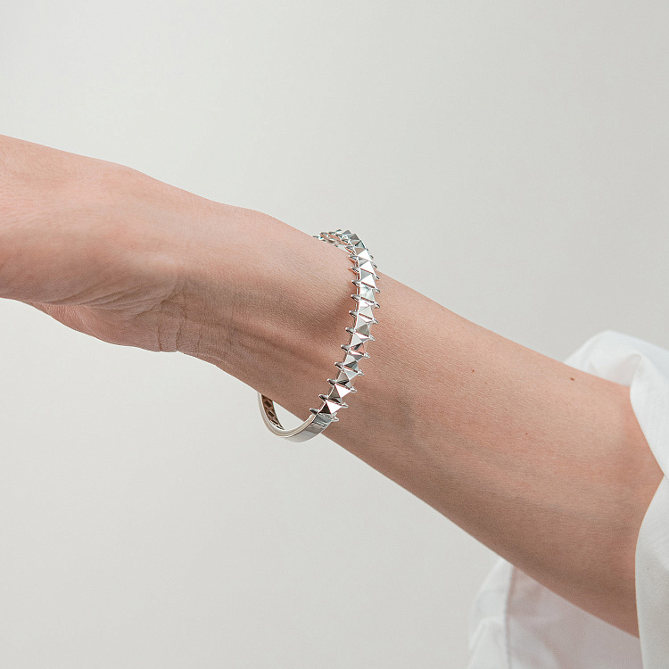 Жесткий браслет "Clara" в белом золоте б05606 от ювелирного магазина Оникс - 5