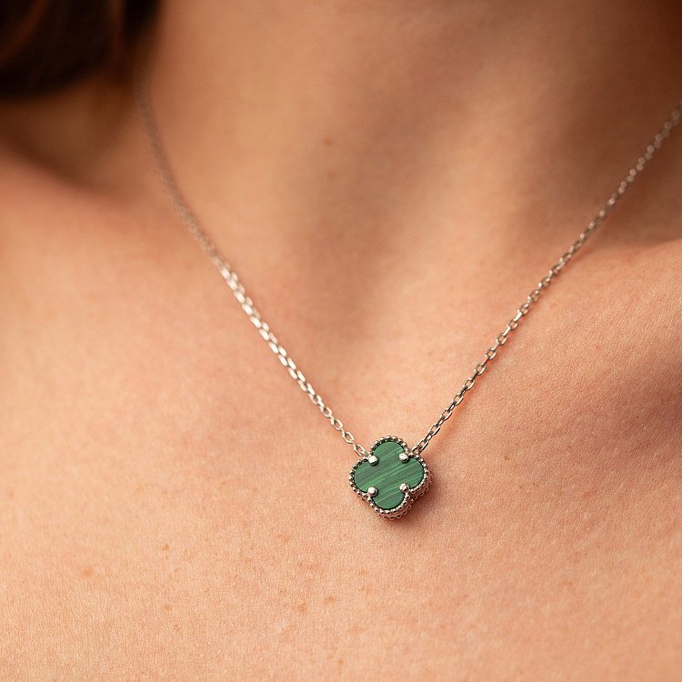 Серебряное колье "Клевер" с малахитом 18186 от ювелирного магазина Оникс - 5