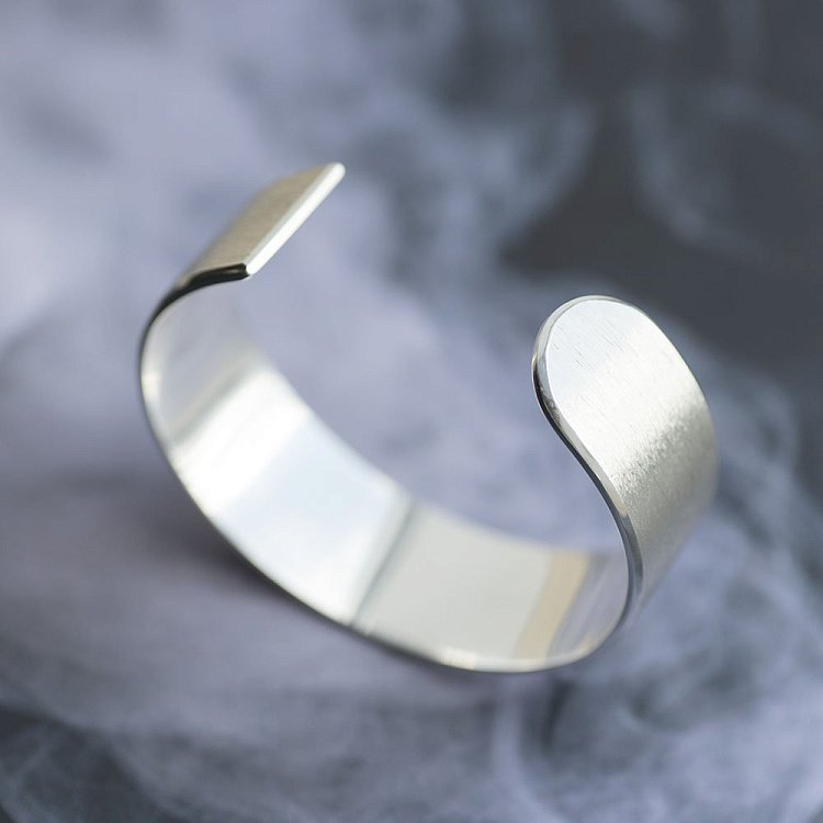 Жорсткий браслет ручної роботи зі срібла 141381 від ювелірного магазину Онікс - 1