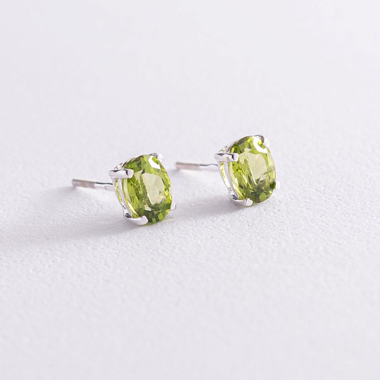 Серебряные серьги-пусеты с перидотом 6х8 121960 от ювелирного магазина Оникс