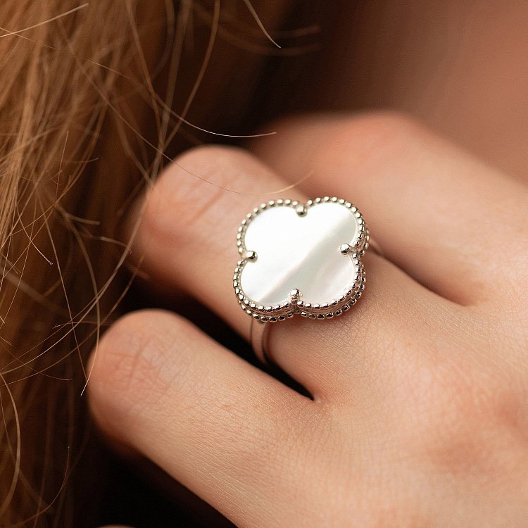 Золота каблучка "Конюшина" з перламутром к08143 від ювелірного магазину Онікс